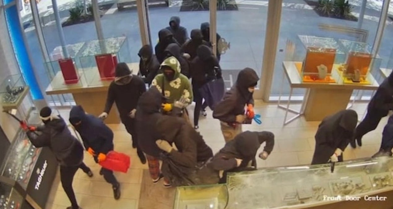 25 kisi kuyumcuya girdiler 1 milyon dolar vurgun yapip ciktilar 5I3IDgU7