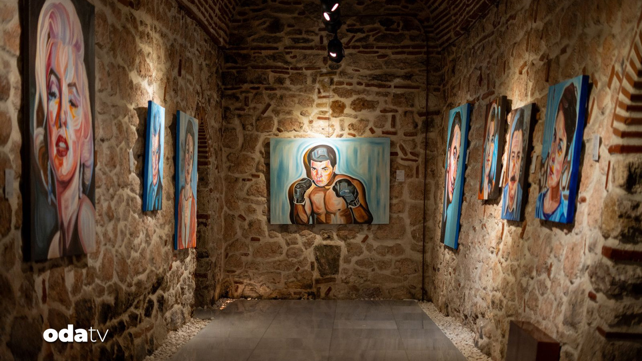 ayse betilden pop atmosferli sergi RrBxbaan