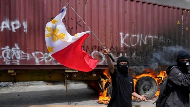 filipinlerde yolsuzluk skandali protestolari catismalar yasandi GIWUPGde