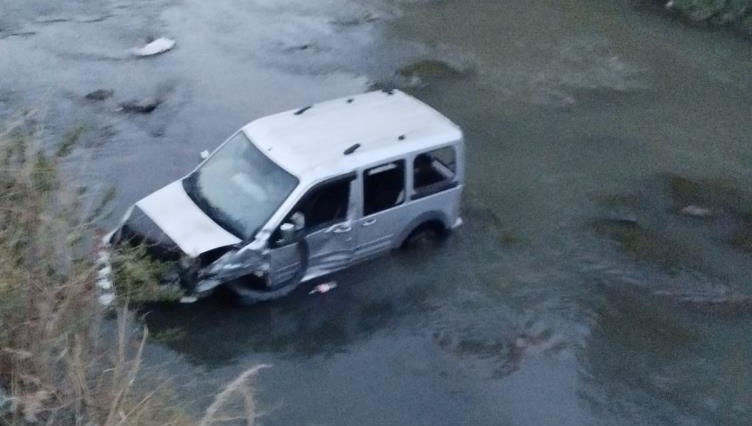 kontrolden cikan arac kars cayina dustu surucu yaralandi Ym23HxJH