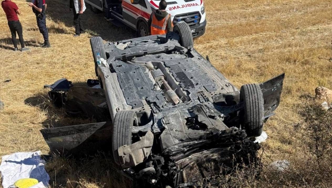 tarlaya devrilen otomobildeki 2 kisi yaralandi uMUQdGT1