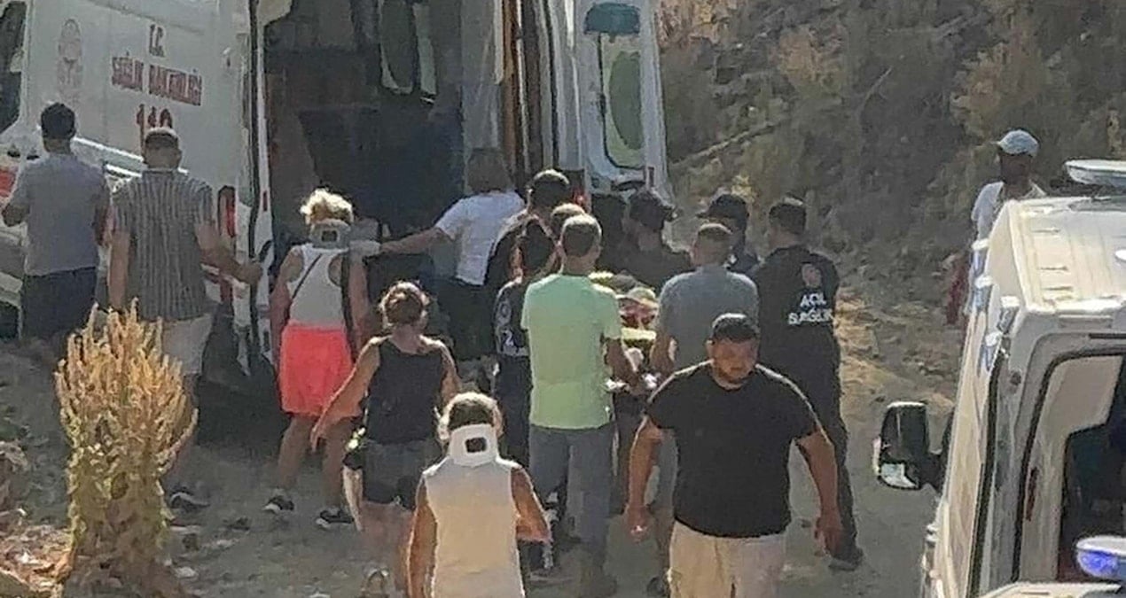 tur minibusu devrildi cok sayida yarali var hPFKfDLL
