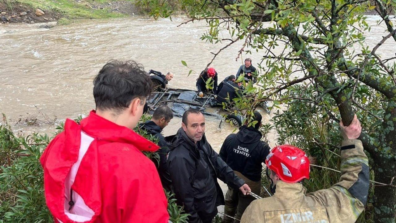 aci detay kiziyla telefonda gorusurken sel sularina kapildi EgngbhHk.jpg