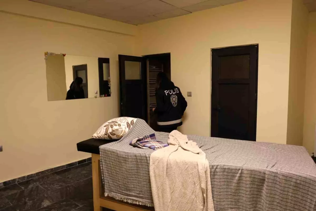 nevsehirde fuhus operasyonu 5 gozalti 6 kadin kurtarildi TCwDC4he.jpg