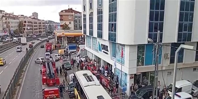 ozel halk otobusunun karistigi zincirleme kazada 1 kisi oldu mTPZVcsQ.jpg